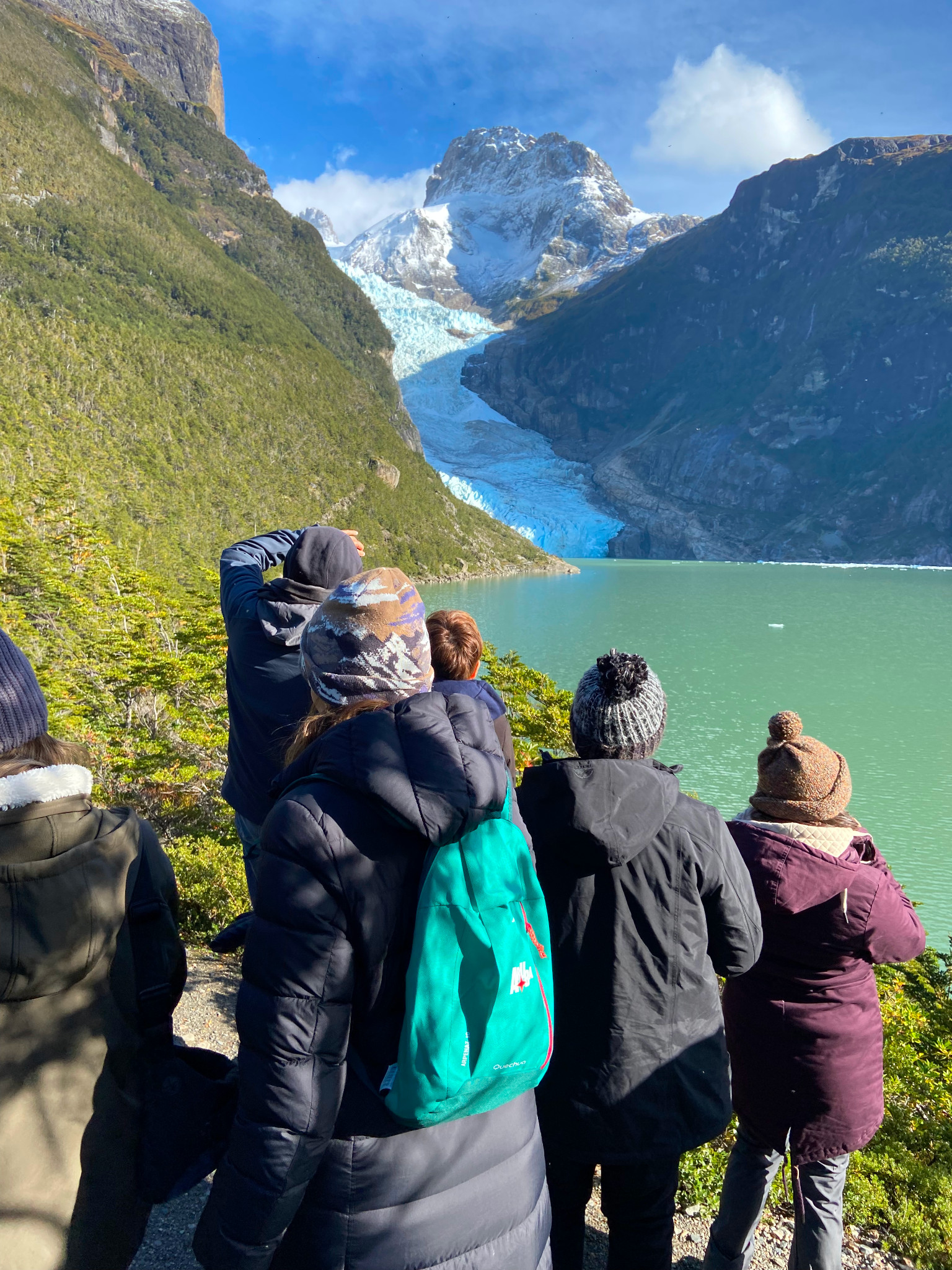 Mirando a través de la laguna repleta de icebergs hacia la enorme pared de hielo del glaciar Serrano.