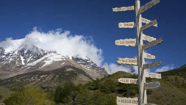Colinas onduladas y lejanas sierras en el amplio paisaje de la región de Magallanes.