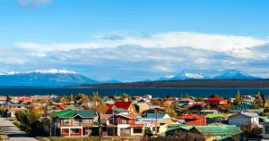 Una vista aérea del pueblo de Puerto Natales, ubicado junto al estrecho de Última Esperanza.