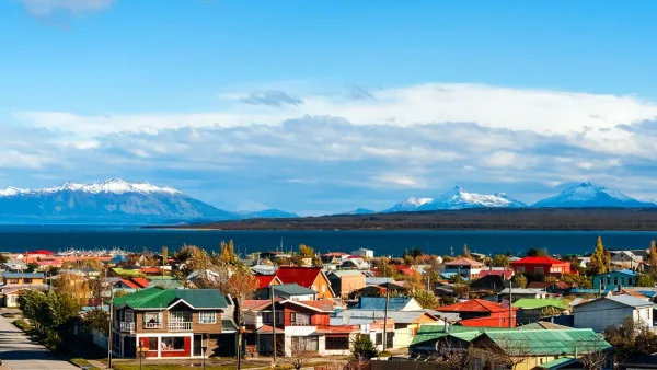 Vista aérea da cidade de Puerto Natales, situada junto ao Estreito de Última Esperanza.