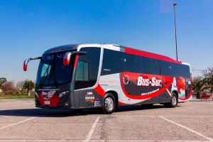 Un autobús de la compañía Bus Sur espera en la terminal del aeropuerto de Punta Arenas a los pasajeros con destino a Puerto Natales.