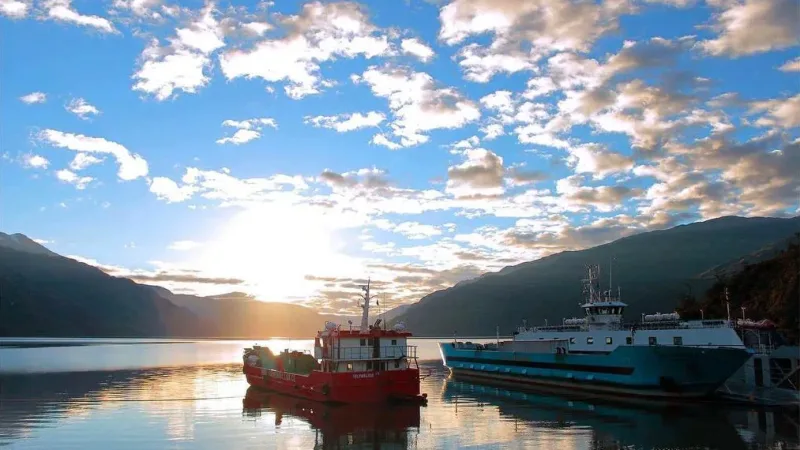 Un gran ferry para vehículos atracó en la rampa de Puerto Yungay, en la región de Aysén.