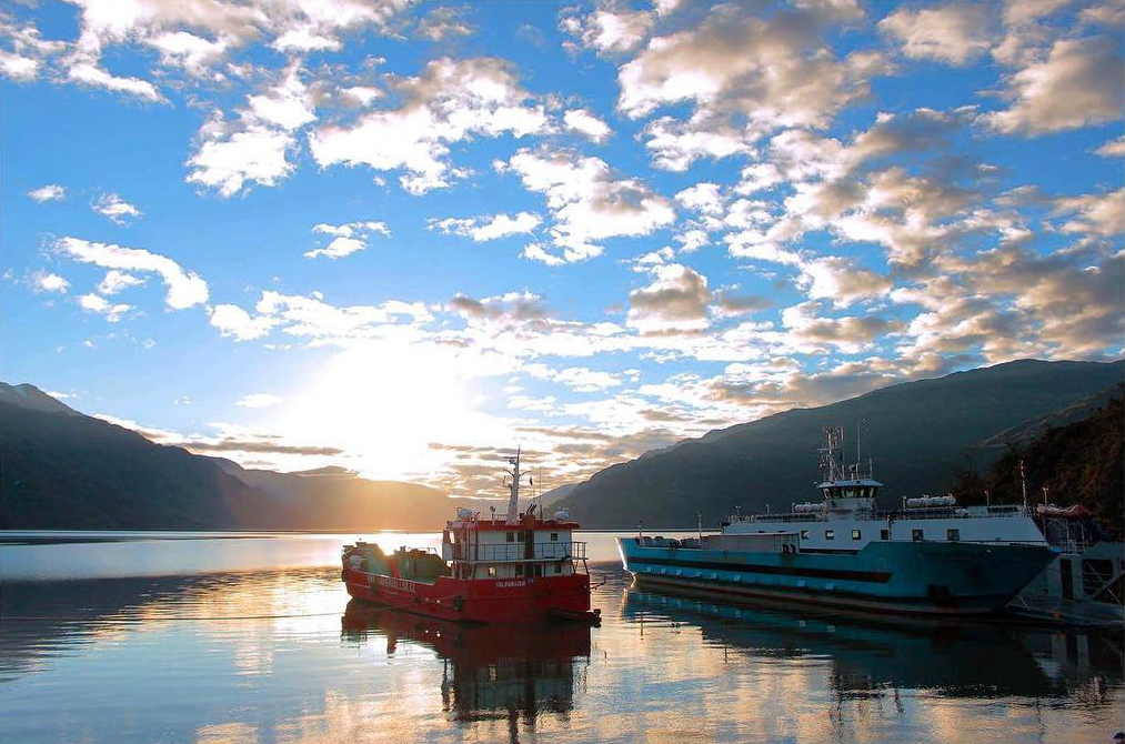 Un gran ferry para vehículos atracó en la rampa de Puerto Yungay, en la región de Aysén.