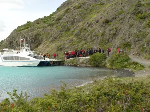 El catamarán cruza las aguas turquesas del lago Pehoé en dirección a Paine Grande.