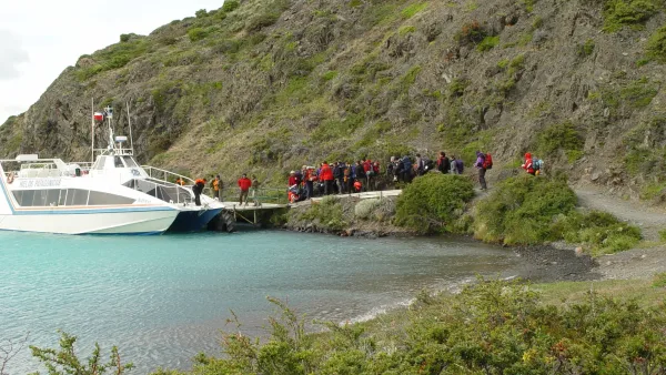 El catamarán cruza las aguas turquesas del lago Pehoé en dirección a Paine Grande.