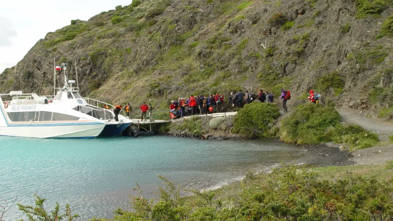 El catamarán cruza las aguas turquesas del lago Pehoé en dirección a Paine Grande.