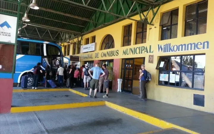 Ônibus estacionados nas baias do terminal de El Calafate, prontos para partidas com destino ao Chile.