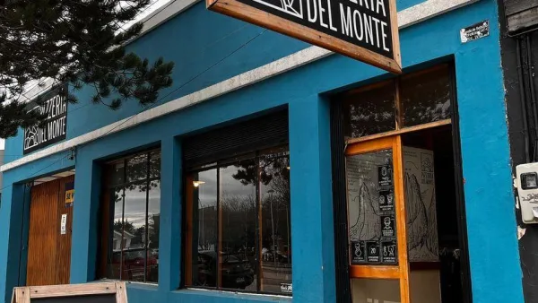 El interior rústico de madera de la Pizzería del Monte en Puerto Natales.