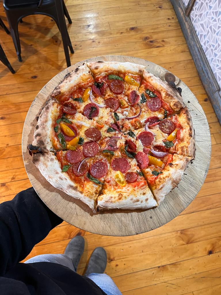 La acogedora zona de bar de la pizzería ofrece cervezas artesanales locales.