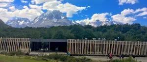 El comedor del restaurante Rio Pingo, con sus grandes ventanales y muebles rústicos.
