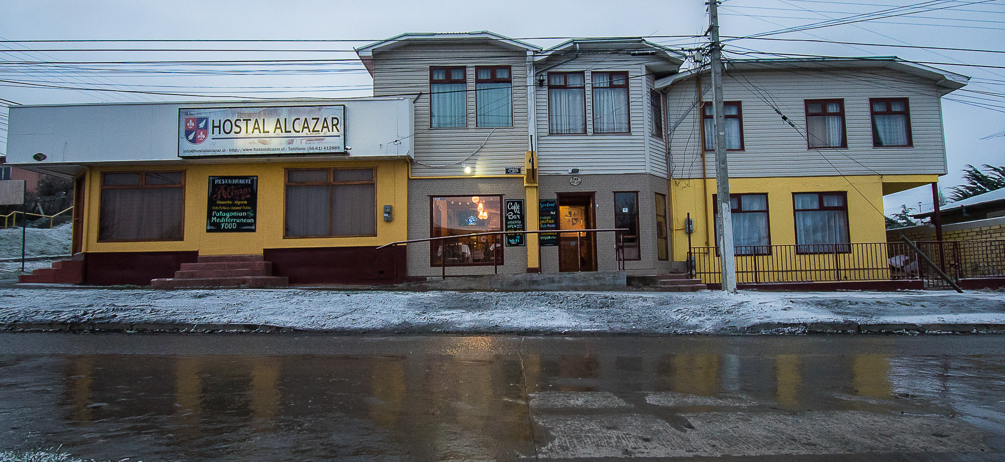 Camareros preparando una mesa en el elegante comedor del Restaurante Alcázar.