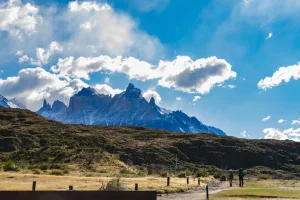 Un sendero bien señalizado que conduce a la estación de guardaparques de Laguna Amarga en Torres del Paine.