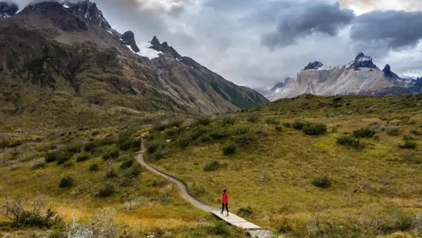 El sendero panorámico que conecta el refugio Paine Grande con el camping Italiano atraviesa llanuras abiertas y bosques.