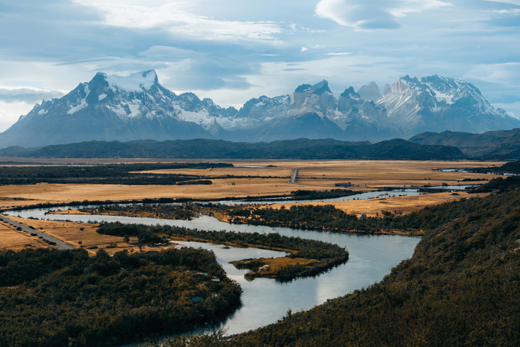 The welcoming entrance area and driveway of Hotel Río Serrano in the Serrano sector.