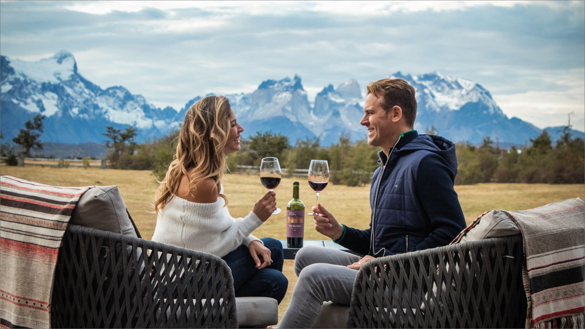 Relaxing lounge chairs beside the indoor pool at the Hotel Río Serrano wellness center.