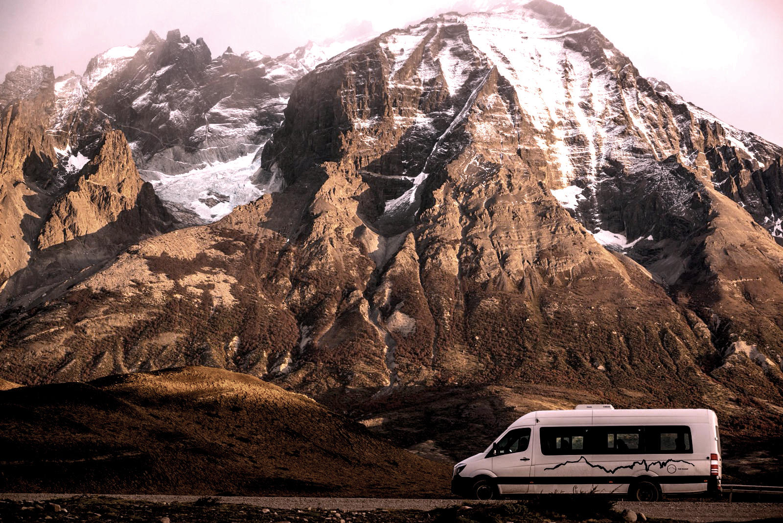 The spacious and modern lobby area of Hotel Río Serrano featuring local art and natural light.