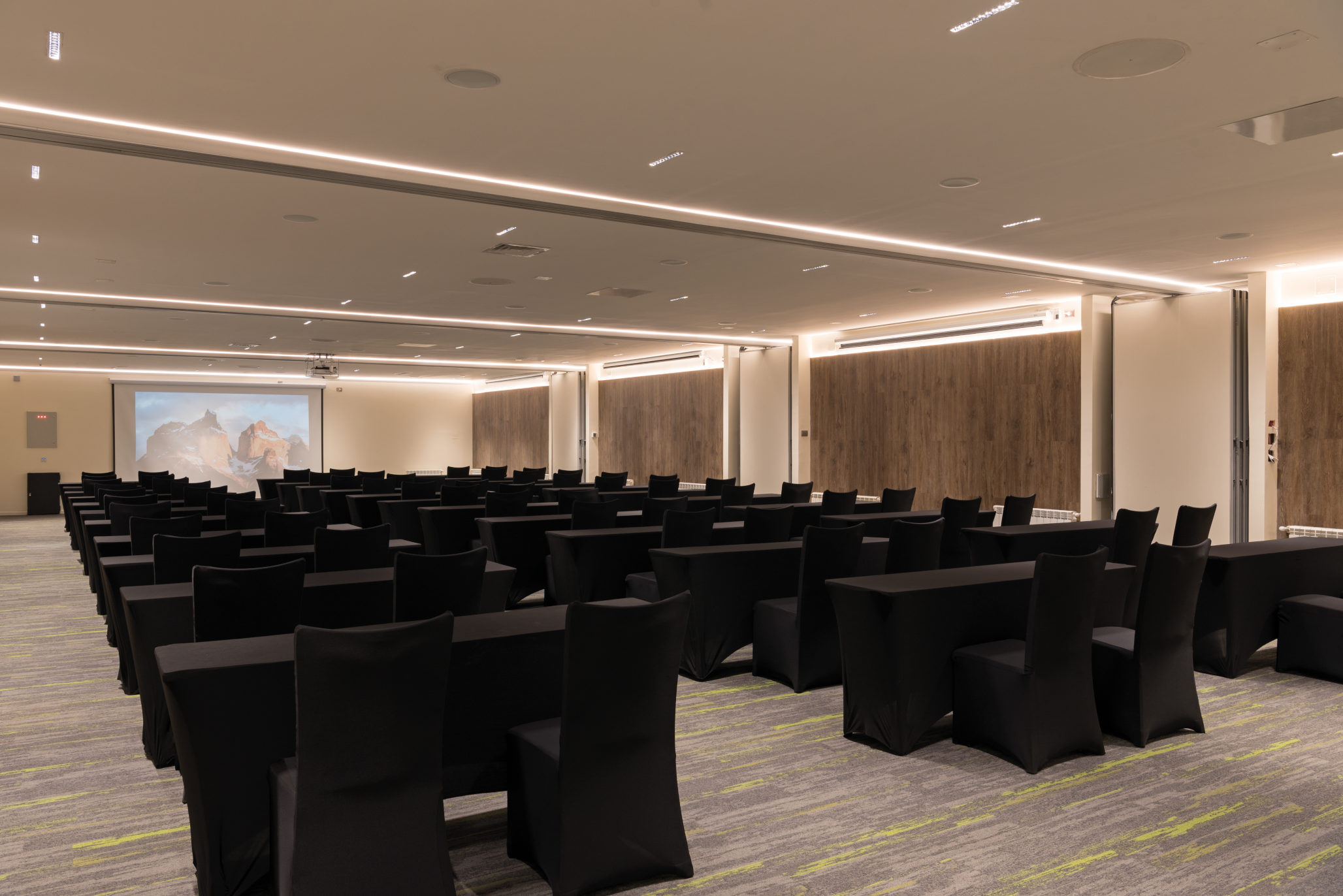 A cozy fire pit in the middle of the lounge area at Hotel Río Serrano.