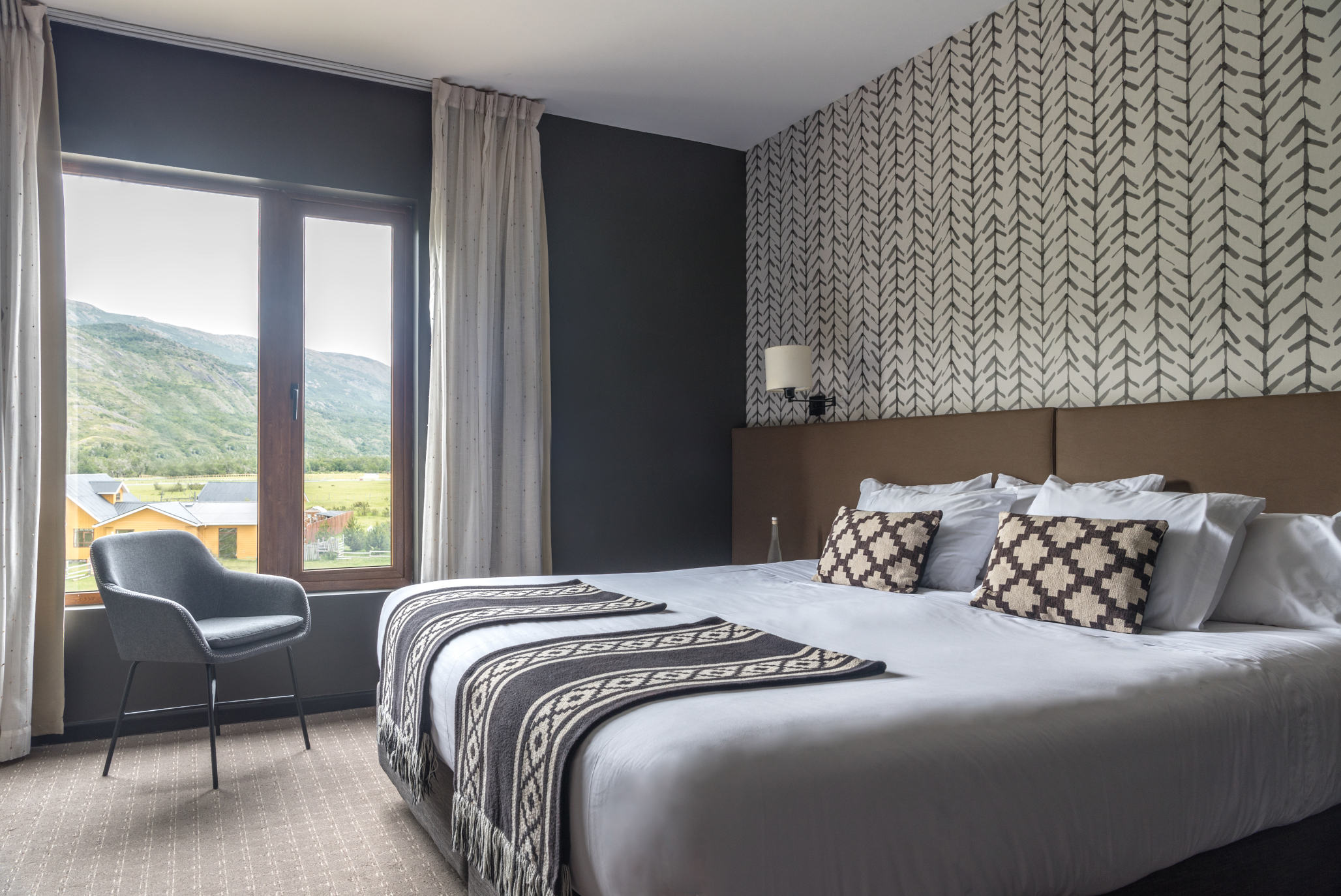 Waitstaff serving cocktails to guests in the lounge of Hotel Río Serrano.