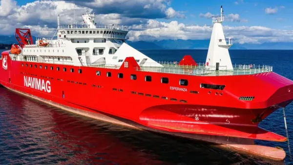 El gran ferry de Navimag navegando por los estrechos fiordos de la Patagonia chilena.