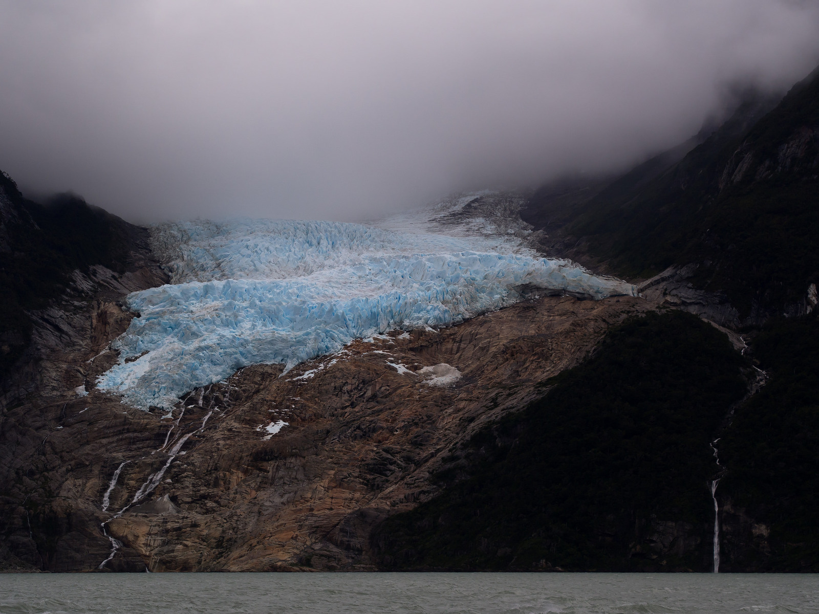 Primer plano del hielo azul y los acantilados verticales del glaciar Balmaceda.
