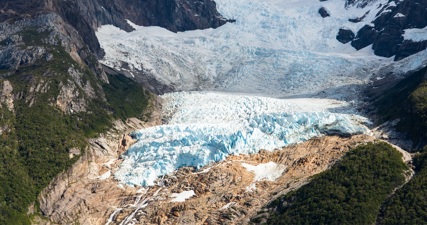 Un barco lleno de turistas se acerca a la base del glaciar Balmaceda.