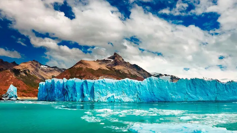 A imponente parede branca e azul da geleira Perito Moreno, na Argentina.