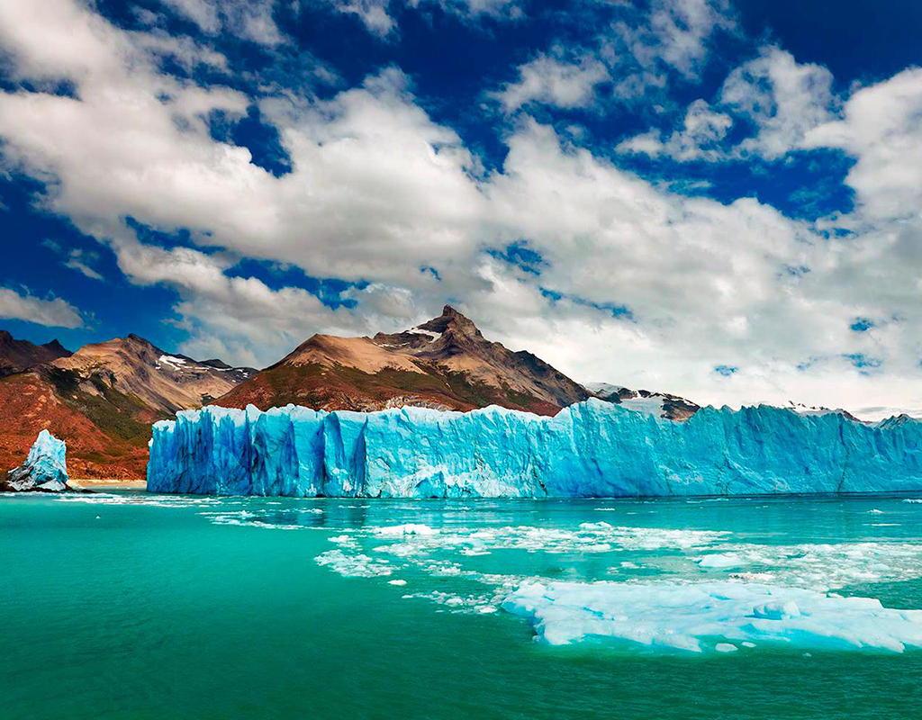 La enorme pared blanca y azul del glaciar Perito Moreno en Argentina.