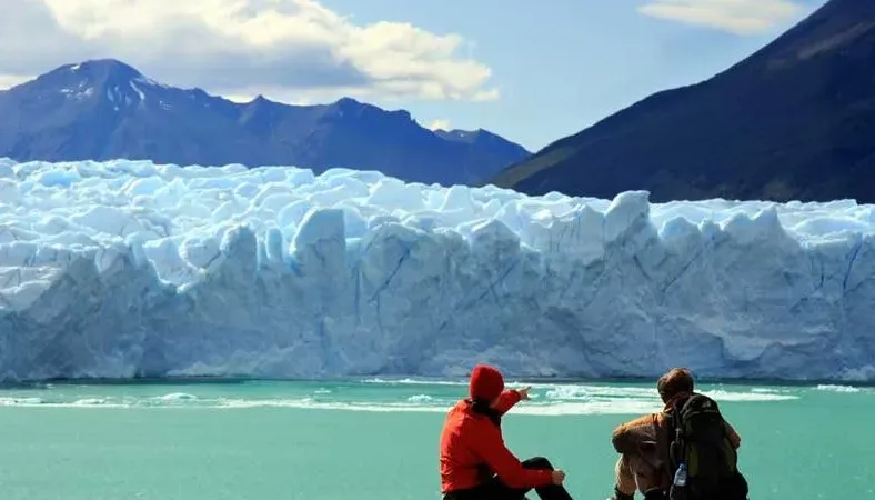 Uma vista panorâmica da geleira Perito Moreno, mostrando sua imensidão em contraste com as montanhas.