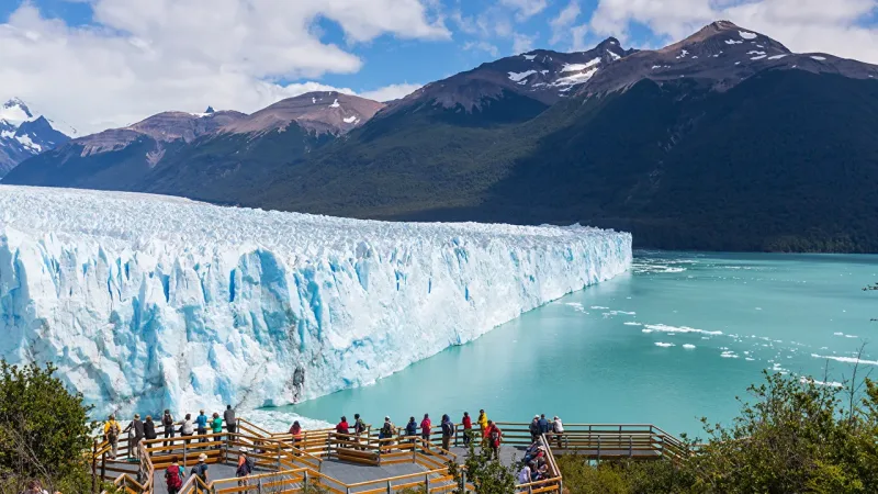 Passarelas de madeira utilizadas pelos visitantes para observar a geleira Perito Moreno no Parque Nacional Los Glaciares.