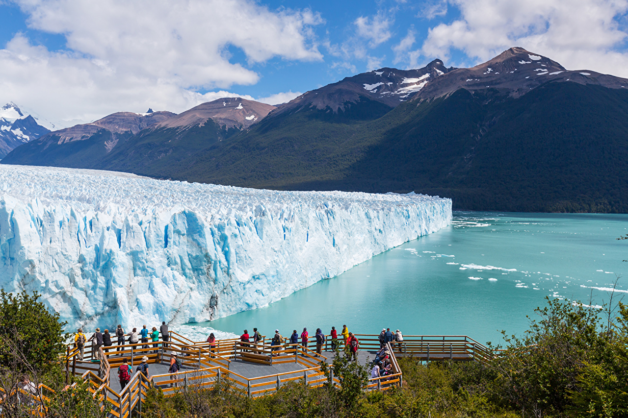 Las pasarelas de madera que utilizan los visitantes para contemplar el glaciar Perito Moreno en el Parque Nacional Los Glaciares.