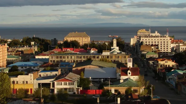 Uma vista panorâmica da cidade de Punta Arenas com seus telhados coloridos e o Estreito de Magalhães.