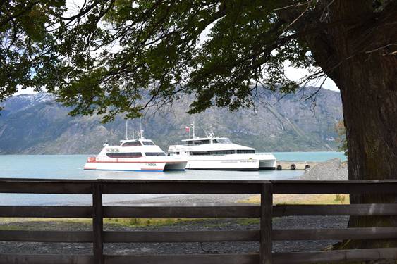 Los edificios rústicos e históricos de madera de Estancia Perales, situados cerca de los fiordos.