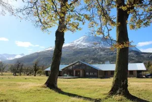 Un tradicional asado patagónico preparado al aire libre en Estancia Perales.