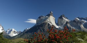Una impresionante toma panorámica de los Cuernos del Paine reflejados en el lago Pehoé.