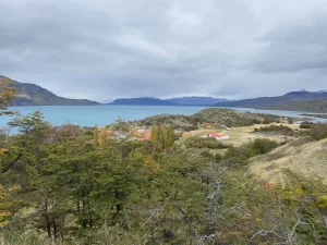 El puente Weber cruza las aguas turquesas del río Paine en la entrada del parque.