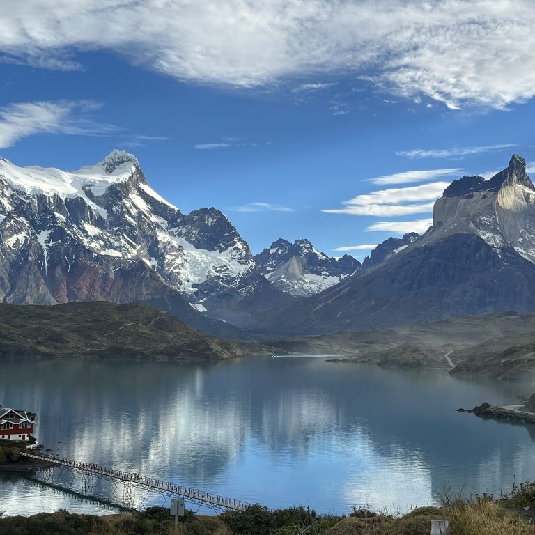 Una tranquila vista matutina de las coloridas casas de Puerto Natales.