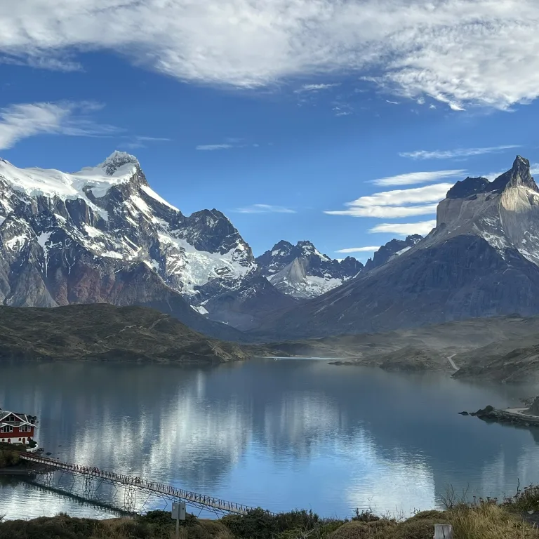 Una tranquila vista matutina de las coloridas casas de Puerto Natales.