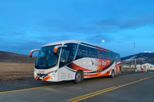 Um ônibus da Bus Sur estacionado na rodoviária de El Calafate, na Argentina.