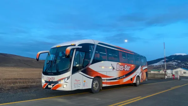Um ônibus da Bus Sur estacionado na rodoviária de El Calafate, na Argentina.