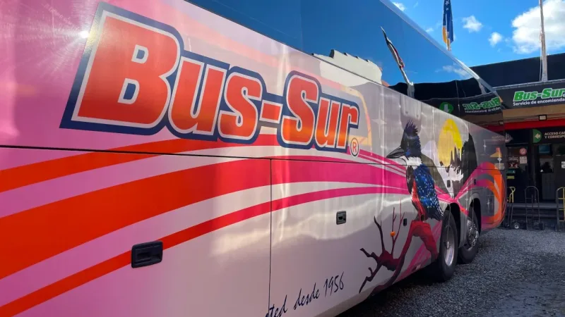 Um ônibus da Bus Sur percorrendo as ruas de Punta Arenas.