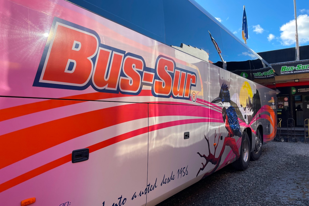 Um ônibus da Bus Sur percorrendo as ruas de Punta Arenas.