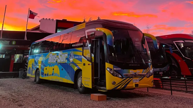 Um ônibus da Bus Sur partindo de Punta Arenas para a longa viagem pela Patagônia.