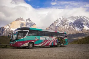 Um ônibus da Bus Sur chega à entrada da Laguna Amarga em Torres del Paine.