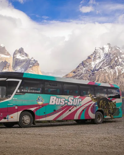 Un autobús de la línea Bus Sur llegando a la entrada de Laguna Amarga de Torres del Paine.