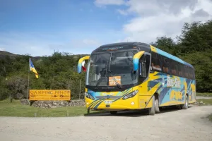 La zona de la parada de autobús en Laguna Amarga, con un autobús de la compañía Bus Sur en primer plano.