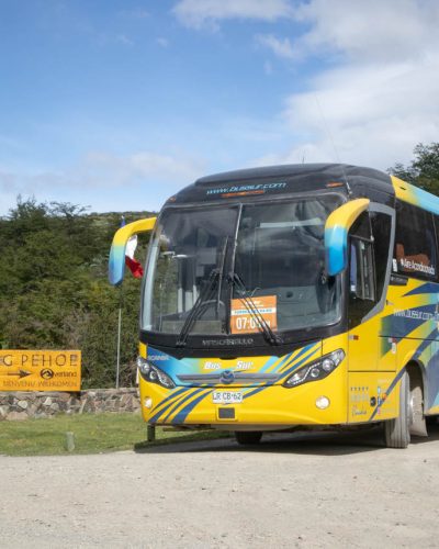 A área do ponto de ônibus em Laguna Amarga com um ônibus da Bus Sur em primeiro plano.