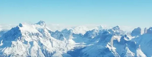 Uma vista aérea majestosa do Maciço Paine coberto de neve durante o inverno.