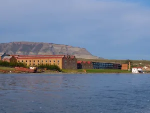 El histórico muelle y los edificios de ladrillo de Puerto Bories, cerca de la orilla del agua.