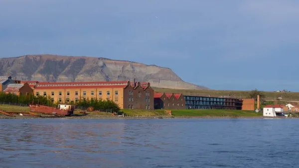 O cais histórico e os edifícios de tijolos de Puerto Bories, perto da beira-mar.