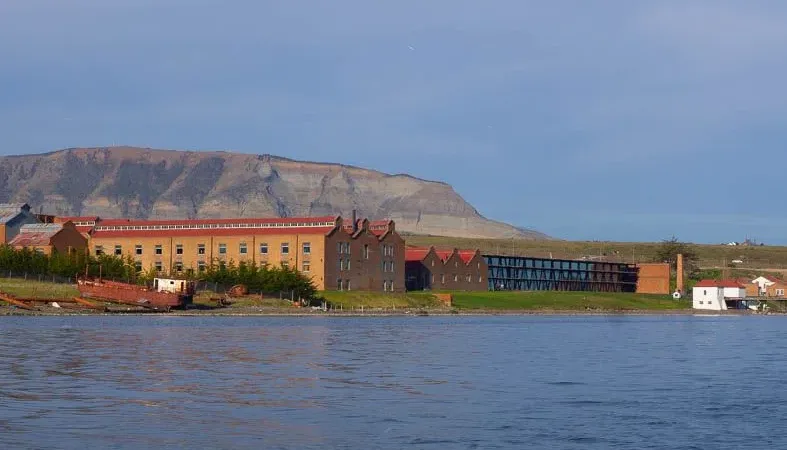 El histórico muelle y los edificios de ladrillo de Puerto Bories, cerca de la orilla del agua.